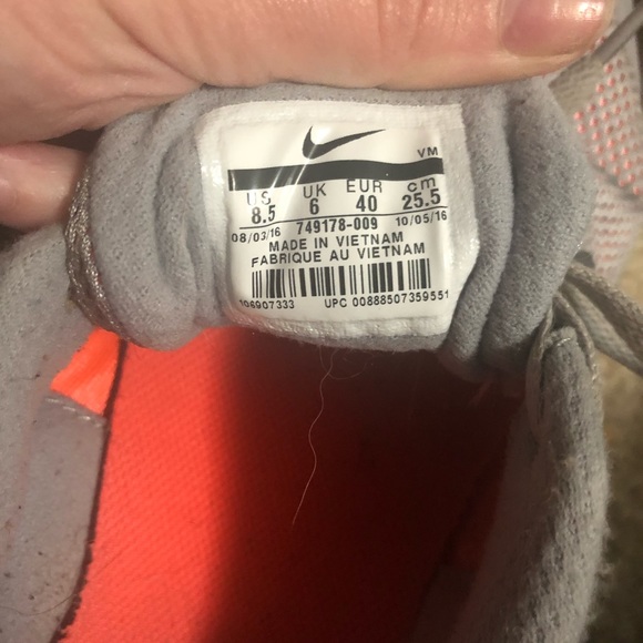 Nike - Picture 4 of 5